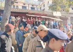 जंगली जानवरों के हमलों से परेशान ग्रामीणों ने लगाया राष्ट्रीय राजमार्ग पर जाम