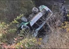 हिमाचल पथ परिवहन निगम की बस खाई में गिरी, 3 लोगों की मौत