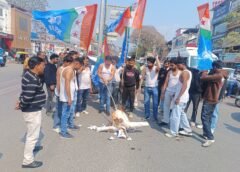 यूथ कांग्रेस के अध्यक्ष की गिरफ्तारी के विरोध में एनएसयूआई ने किया शर्टलेस प्रदर्शन