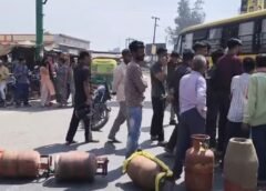 गैस सिलेंडर के लिए लग रही लंबी लाइनें