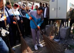 सीएम ने खुद झाडू संभालकर दिया स्वच्छता के प्रति जागरूकता का संदेश