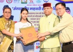 किशोरियों और महिलाओं को स्वच्छता किट वितरित की