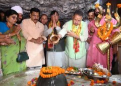केन्द्र सरकार के 12 वर्ष पूर्ण होने पर मंत्री गणेश जोशी ने टपकेश्वर मंदिर में की पूजा-अर्चना