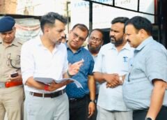 आढ़त बाजार, तहसील चैक सड़क चैड़ीकरण परियोजना कार्य प्रगति का डीएम ने किया स्थलीय निरीक्षण
