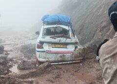 कार के ऊपर अचानक मलबा गिरा, बाल-बाल बचे कार सवार