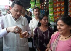 सीएम धामी की सादगी ने दिया ‘लोकल फॉर वोकल’ का संदेश, मेलाघाट रोड पर पैदल चलकर मिलन डेरी में पी चाय