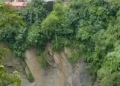 पहाड़ी दरकने से कई मकानों पर मंडराने लगा खतरा