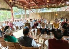 हिंदी दिवस पर लेखक गाँव की प्रकृति की पाठशाला में साहित्यकारों ने बिखेरे शब्द