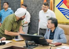 अपनों की प्रताड़ना से टूटे बुजुर्ग, न्याय की आस में पहुंचे समाधान दिवस